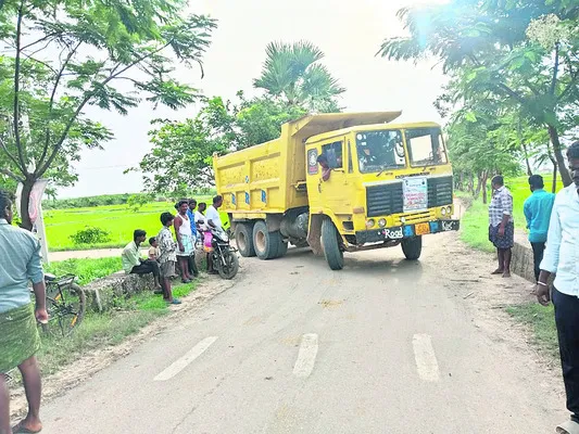 ‘ఇందిరమ్మ ఇళ్ల’ ఇసుక టిప్పర్ల నిలిపివేత