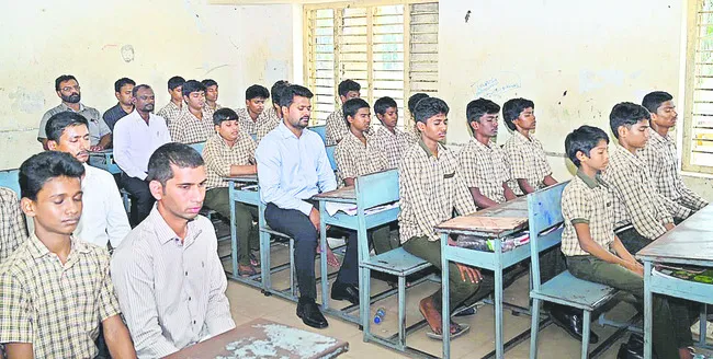 విద్యార్థులకు యోగాభ్యాసన కార్యక్రమాలు
