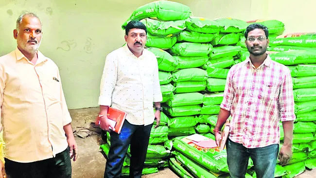 కళ్లప్పగించి చూసి.. చివరికి కదిలి!