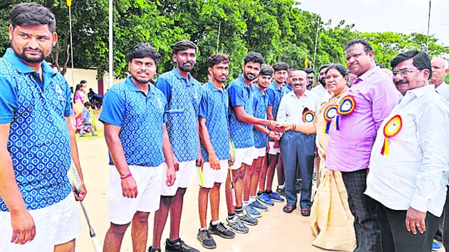 అట్టహాసంగా బాల్ బ్యాడ్మింటన్ పోటీలు