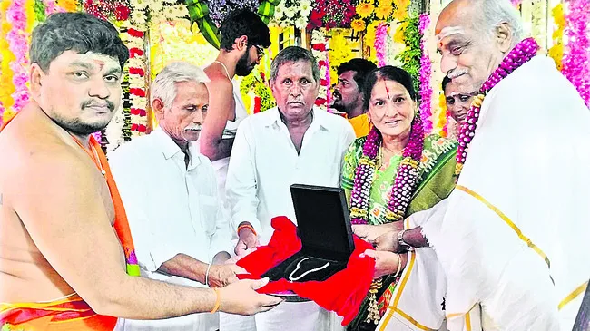 బంగారు హారం బహూకరణ