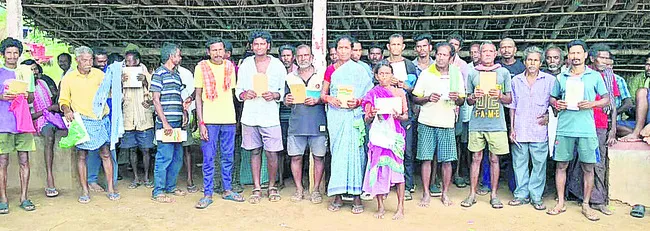 ఎరువు కోసం గిరిజన రైతుల ఆందోళన