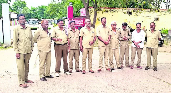 ఆర్టీసీ డిపో ఎదుట డ్రైవర్ల నిరసన