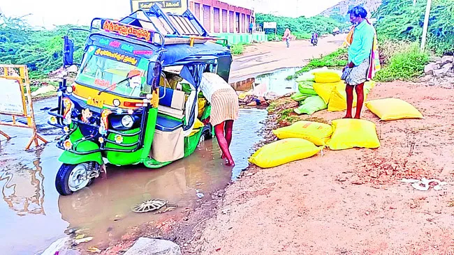 గుంతలు వెక్కిరిస్తున్నాయ్!