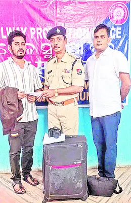 ప్రయాణికుని బ్యాగు అప్పగింత