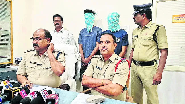 ఇద్దరు బైక్ దొంగలు అరెస్టు
