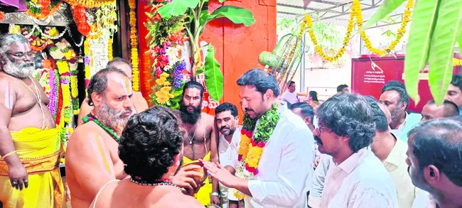 గండి అంజన్నకు ఎంపీ వైఎస్‌ అవినాష్‌రెడ్డి పూజలు 