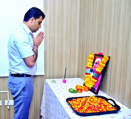 ఆదర్శప్రాయుడు ఆంధ్ర కేసరి