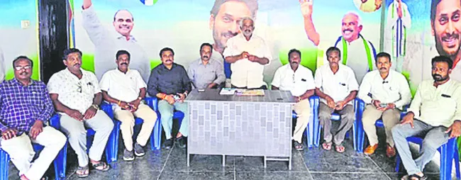 పింఛన్లు తొలగించడం దారుణం