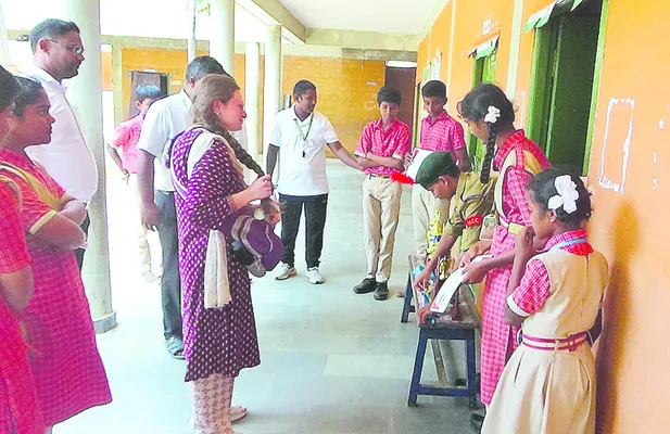 ఆర్డీఎఫ్ పాఠశాలనుసందర్శించిన అమెరికా ప్రతినిధి