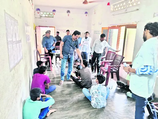 జ్వరబాధిత విద్యార్థులు ఇంటికి..