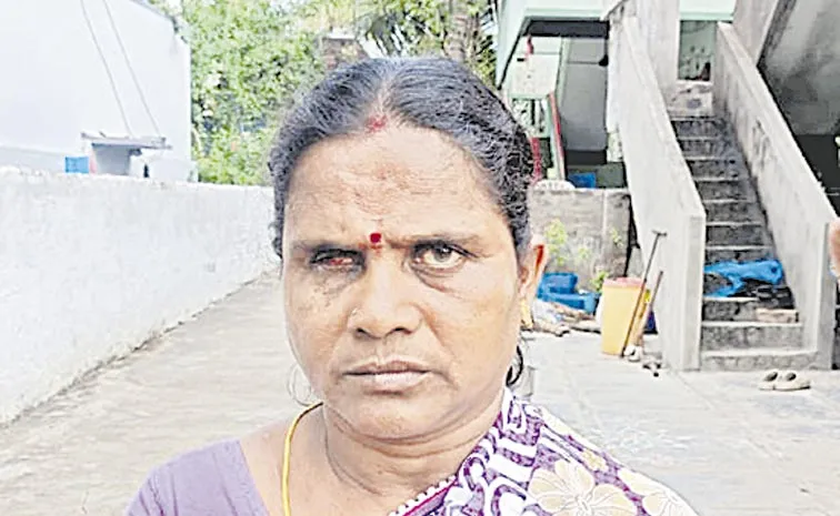 పెట్టుడు కనుగుడ్డు తీసి సిబ్బంది చేతిలో పెట్టిన దివ్యాంగురాలు