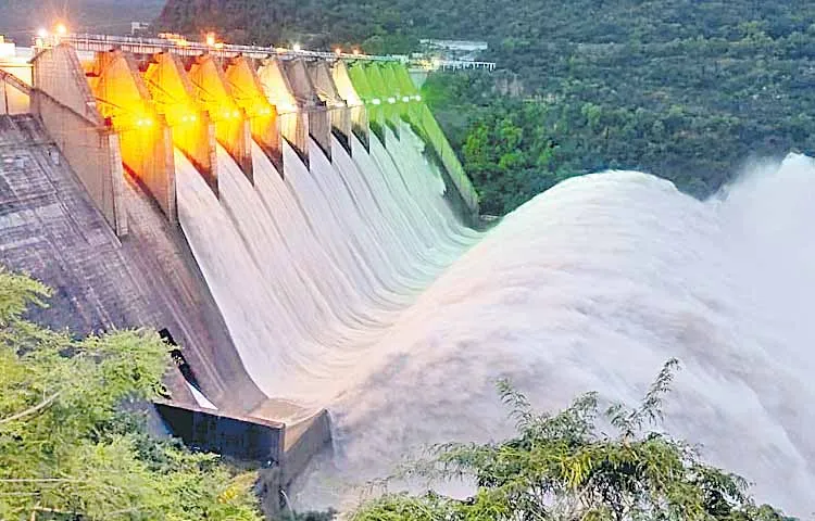 శ్రీశైలం ప్రాజెక్టుకు భారీ వరద