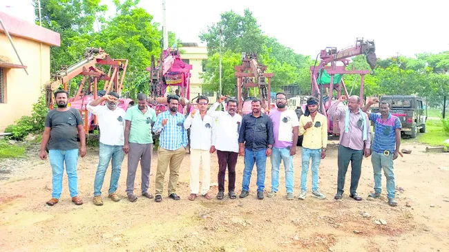 విద్యుత్ కాంట్రాక్టర్ల నిరసన