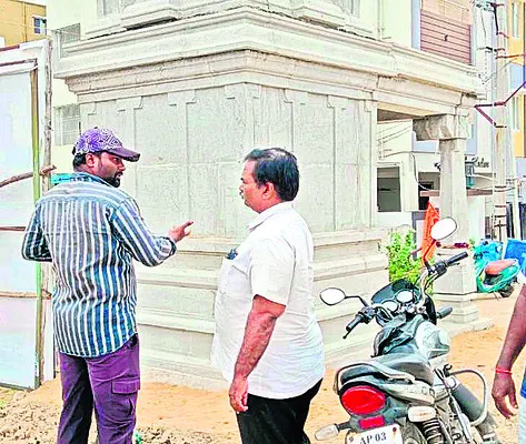 ఆలయం కూల్చివేతకు యత్నం