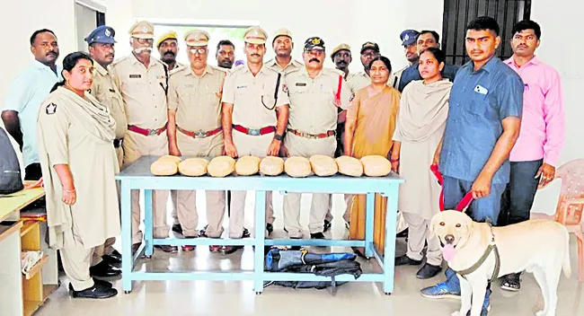చీరాల రైల్వే స్టేషన్లో భారీగా గంజాయి పట్టివేత