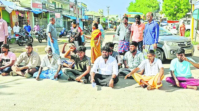 రోడ్డు మరమ్మతులు చేయాలని రాస్తారోకో