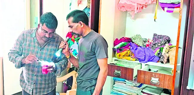 పట్టపగలు ఇంట్లో చోరీ