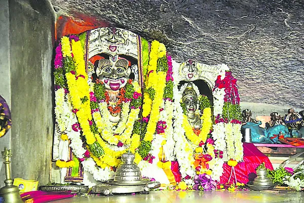 కిటకిటలాడిన నాచగిరి క్షేత్రం