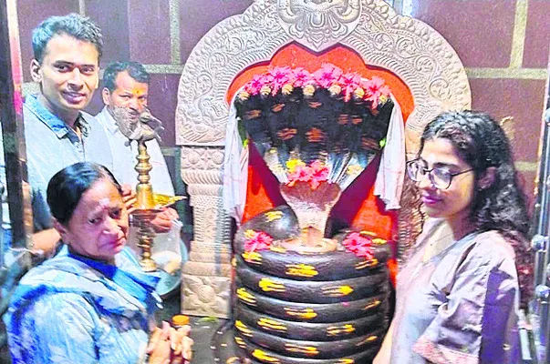 నాగోబాను దర్శించుకున్న ఎస్పీ