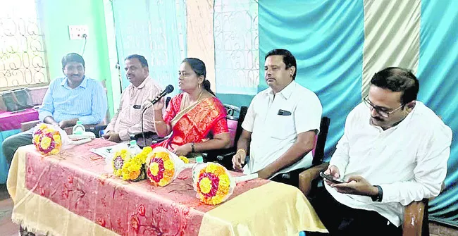 అర్హత లేని గ్రామీణ వైద్యులపై చర్యలు 