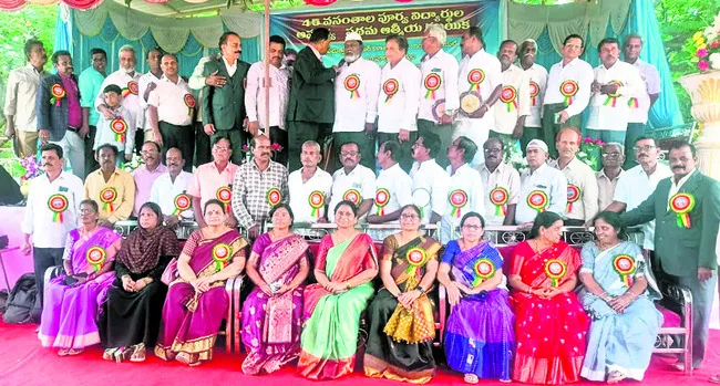 ● అ‘పూర్వ’ సమ్మేళనం