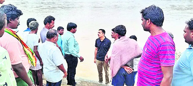నదీ తీరంలో హెచ్చరిక బోర్డులు : సబ్ కలెక్టర్