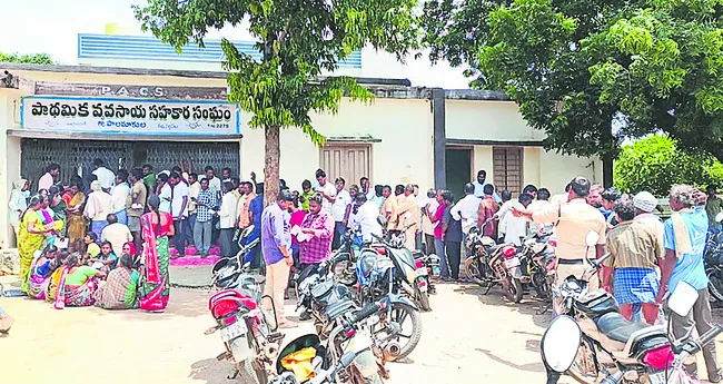 వీడని