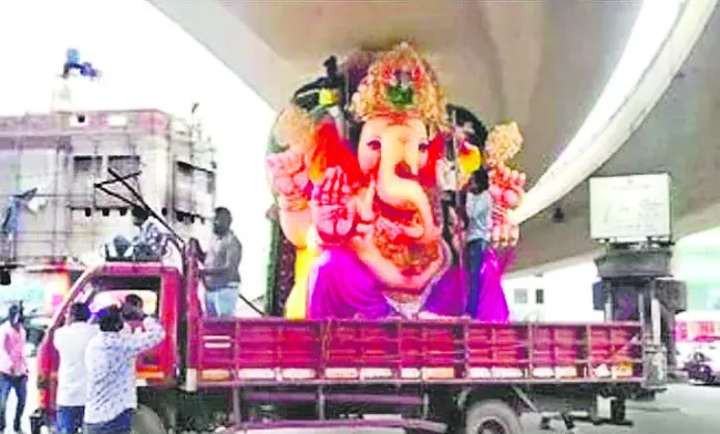 పంజగుట్ట కూడలిలో బ్రిడ్జిని తాకిన విగ్రహం