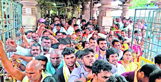 శ్రీశైలం.. భక్తజన సంద్రం