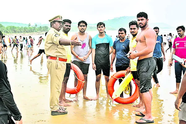 యువకులను కాపాడిన లైఫ్గార్డులు