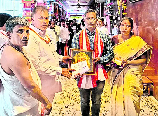 దుర్గమ్మకు పలువురు భక్తుల విరాళాలు 