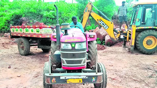 అక్రమంగా గ్రావెల్ తవ్వకాలు