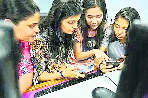 రోజంతా ఎదురుచూపులు