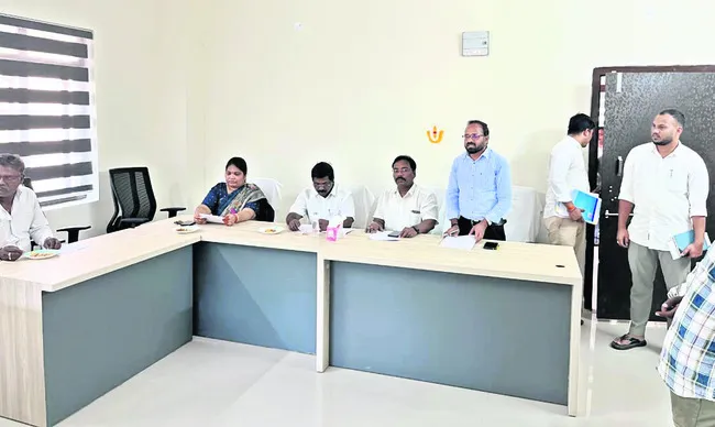 చైర్మన్, కమిషనర్ పోకడలపై గుస్సా..