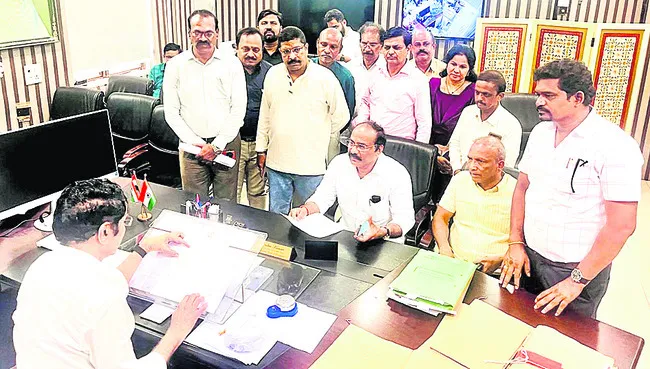 పదోన్నతులు కల్పించాలని వినతి