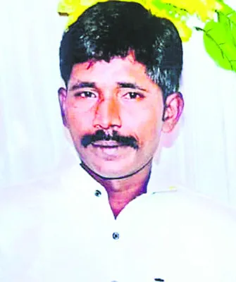 మోటారు సైక్లిస్ట్పైకి దూసుకెళ్లిన ఆబోతులు