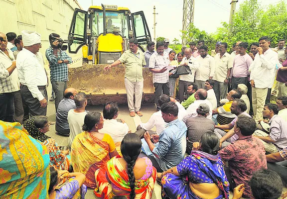 ఇళ్ల కూల్చివేత అడ్డగింత