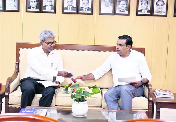 దక్షిణ మధ్య రైల్వే జీఎంతో ఎంపీ భేటీ