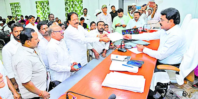 దివ్యాంగులకు అండగా వైఎస్సార్సీపీ