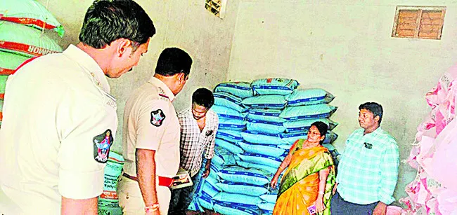 ఎరువుల షాపుల్లో టాస్క్ఫోర్స్ తనిఖీలు