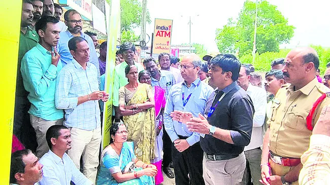 ఎస్బీఐ ఎదుట ఖాతాదారుల ఆందోళన 
