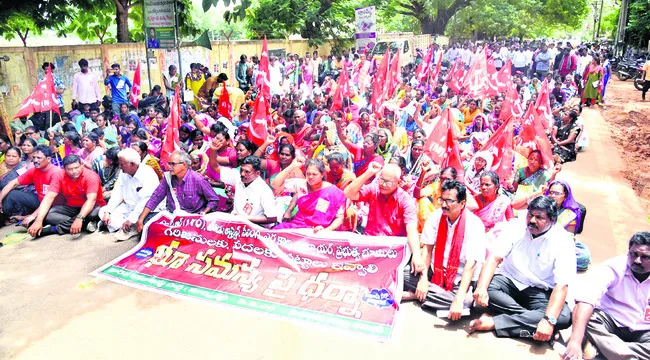 మిగులు భూములు పంచాలంటూ ధర్నా
