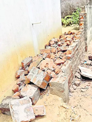 వైఎస్సార్సీపీ నేత గోడ ధ్వంసం