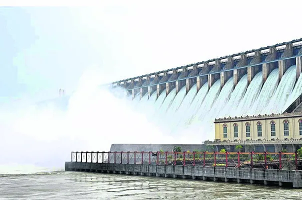 నాగార్జునసాగర్కు స్వల్పంగా తగ్గిన వరద