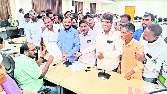కమీషన్‌ డబ్బులు వెంటనే చెల్లించాలి 