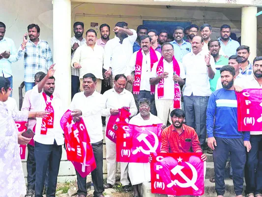 సబ్ రిజిస్ట్రార్ ఆఫీసును తరలించొద్దు