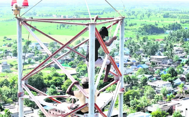 సెల్‌ టవర్‌ ఎక్కి హల్‌చల్‌ 