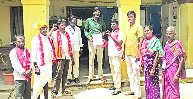 రైతులకు యూరియా అందించాలి