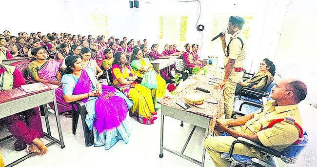 ఈవ్‌టీజింగ్‌ కేసులతో భవిష్యత్‌ నాశనం
